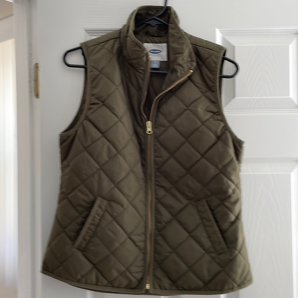 Olive pleated zippered vest, pockets , size small